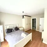 Private Sandyford 2-bed Nr Business Park & M50