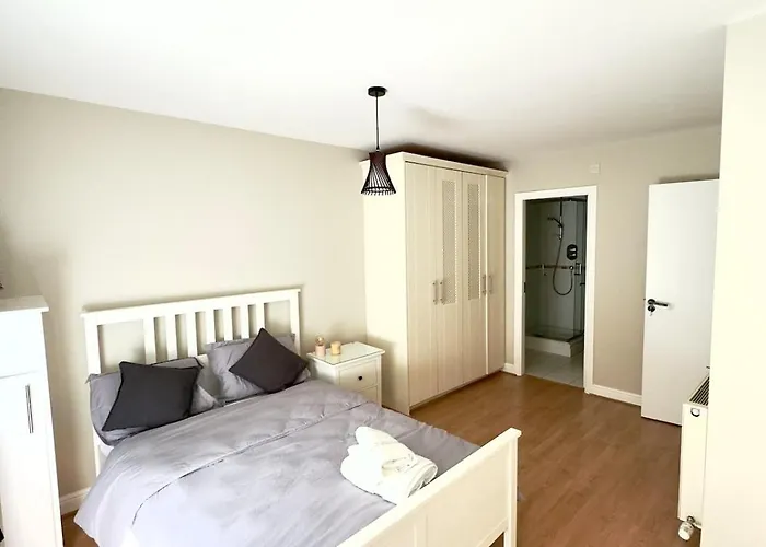 Private Sandyford 2-bed Nr Business Park & M50