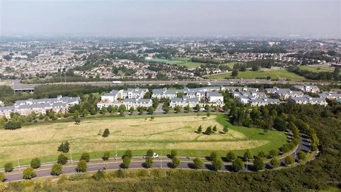 Private Sandyford 2-bed Nr Business Park & M50 *