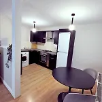 Private Sandyford 2-bed Nr Business Park & M50 דבלין