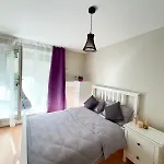 Private Sandyford 2-bed Nr Business Park & M50 *