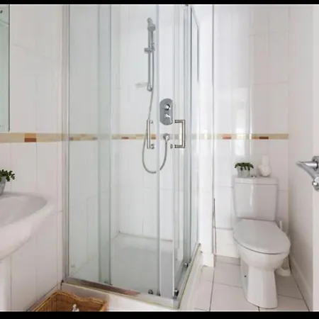 דירה Private Sandyford 2-bed Nr Business Park & M50 *