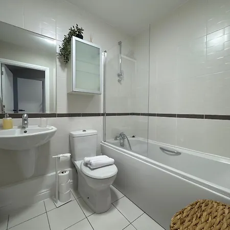 Private Sandyford 2-bed Nr Business Park & M50 דבלין