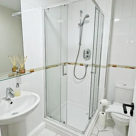 Private Sandyford 2-bed Nr Business Park & M50 Appartamento