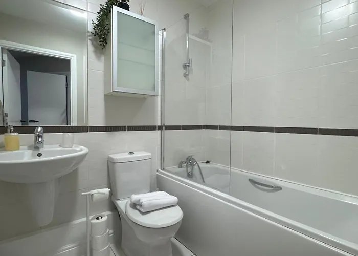 Private Sandyford 2-bed Nr Business Park & M50 Dublin