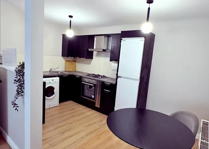 Private Sandyford 2-bed Nr Business Park & M50 Dublin