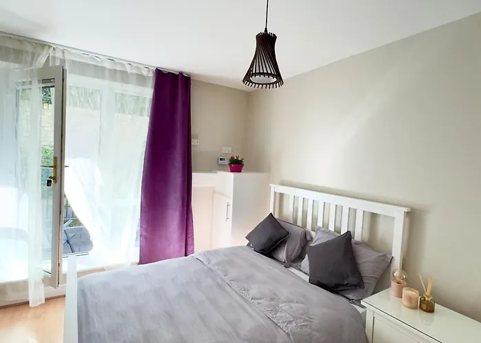 Private Sandyford 2-bed Nr Business Park & M50 *