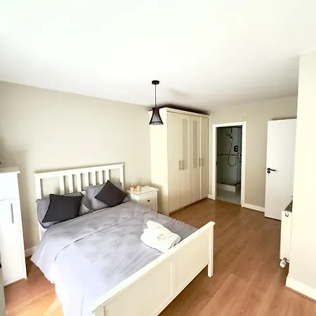 Private Sandyford 2-bed Nr Business Park & M50