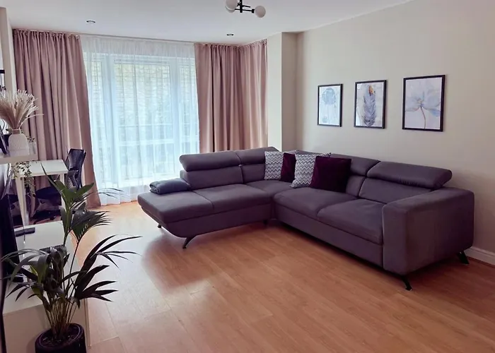 Private Sandyford 2-bed Nr Business Park & M50